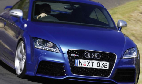 Audi TT RS выигрывает в дрэг-рэйсинге